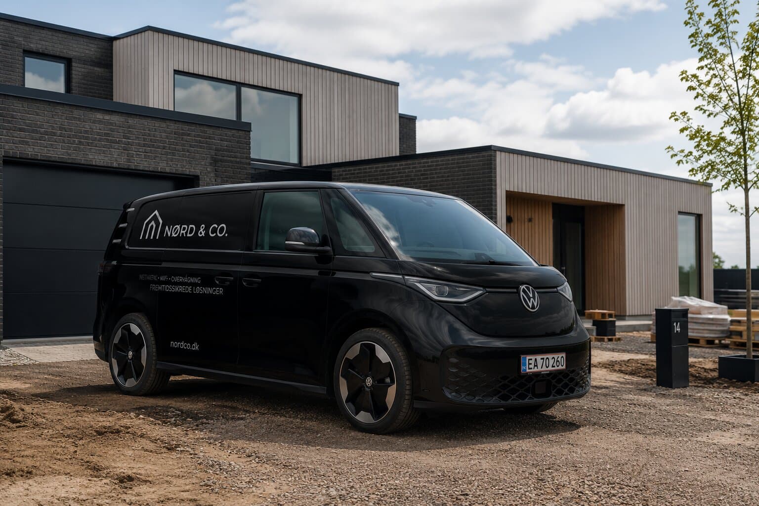 Nørd & Co.'s servicebil parkeret ved et nybygget hjem